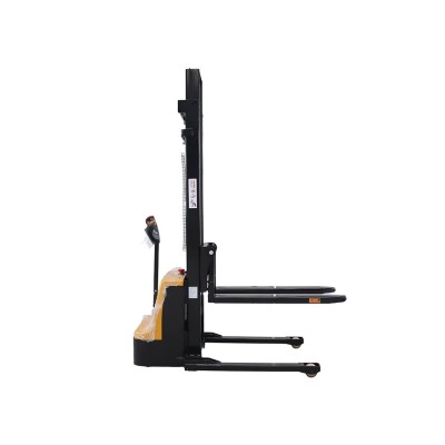 Apilador electrico Miyazaki 1500 kg vista lateral con mastil y horquillas